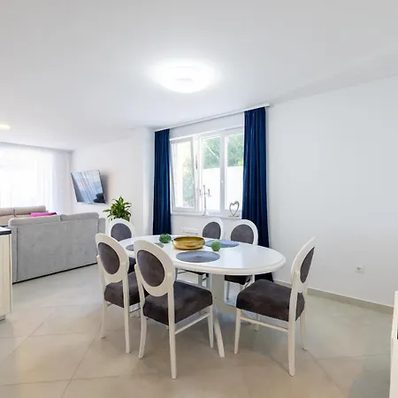Apartment Smaragd - Lapis - Luxury With Shared Pool