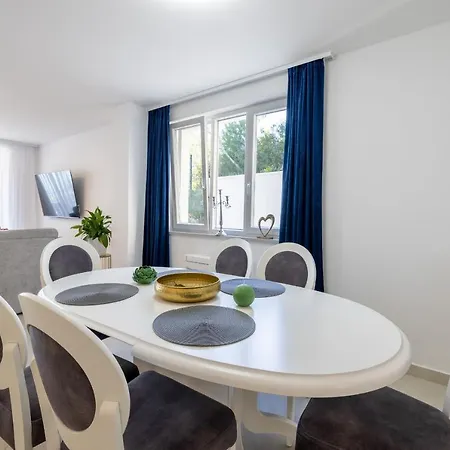 Smaragd - Lapis - Luxury With Shared Pool Apartment Makarska