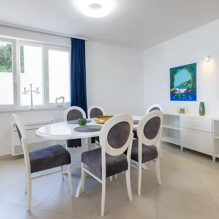 Smaragd - Lapis - Luxury With Shared Pool Apartment Makarska