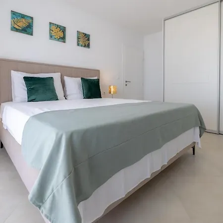 Apartment Smaragd - Lapis - Luxury With Shared Pool Makarska