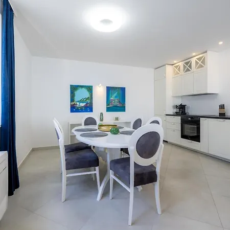 Smaragd - Lapis - Luxury With Shared Pool Apartment Makarska