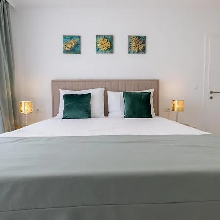 Apartment Smaragd - Lapis - Luxury With Shared Pool Makarska