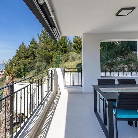 Apartment Smaragd - Lapis - Luxury With Shared Pool Makarska