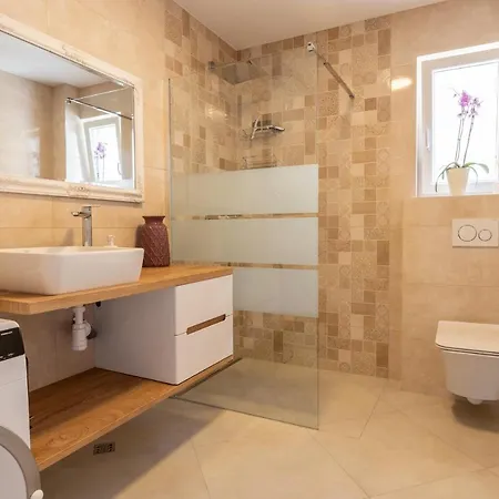 Smaragd - Lapis - Luxury With Shared Pool Apartment