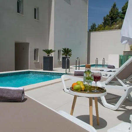 Smaragd - Lapis - Luxury With Shared Pool Apartment Makarska