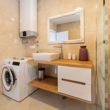 Apartment Smaragd - Lapis - Luxury With Shared Pool Makarska