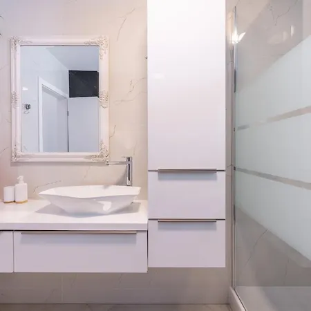 Smaragd - Lapis - Luxury With Shared Pool * Makarska