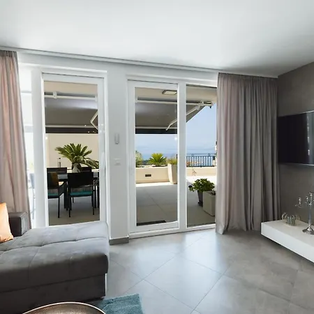 Smaragd - Lapis - Luxury With Shared Pool Apartment Makarska