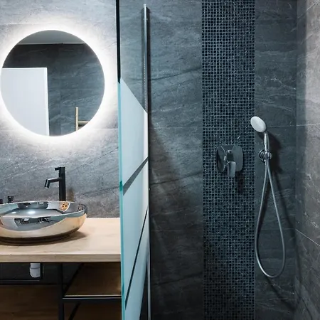 Smaragd - Lapis - Luxury With Shared Pool Макарска