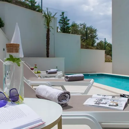 Smaragd - Lapis - Luxury With Shared Pool Макарска