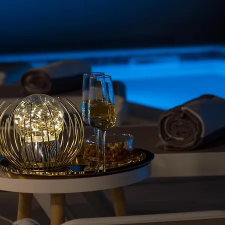 Smaragd - Lapis - Luxury With Shared Pool Макарска